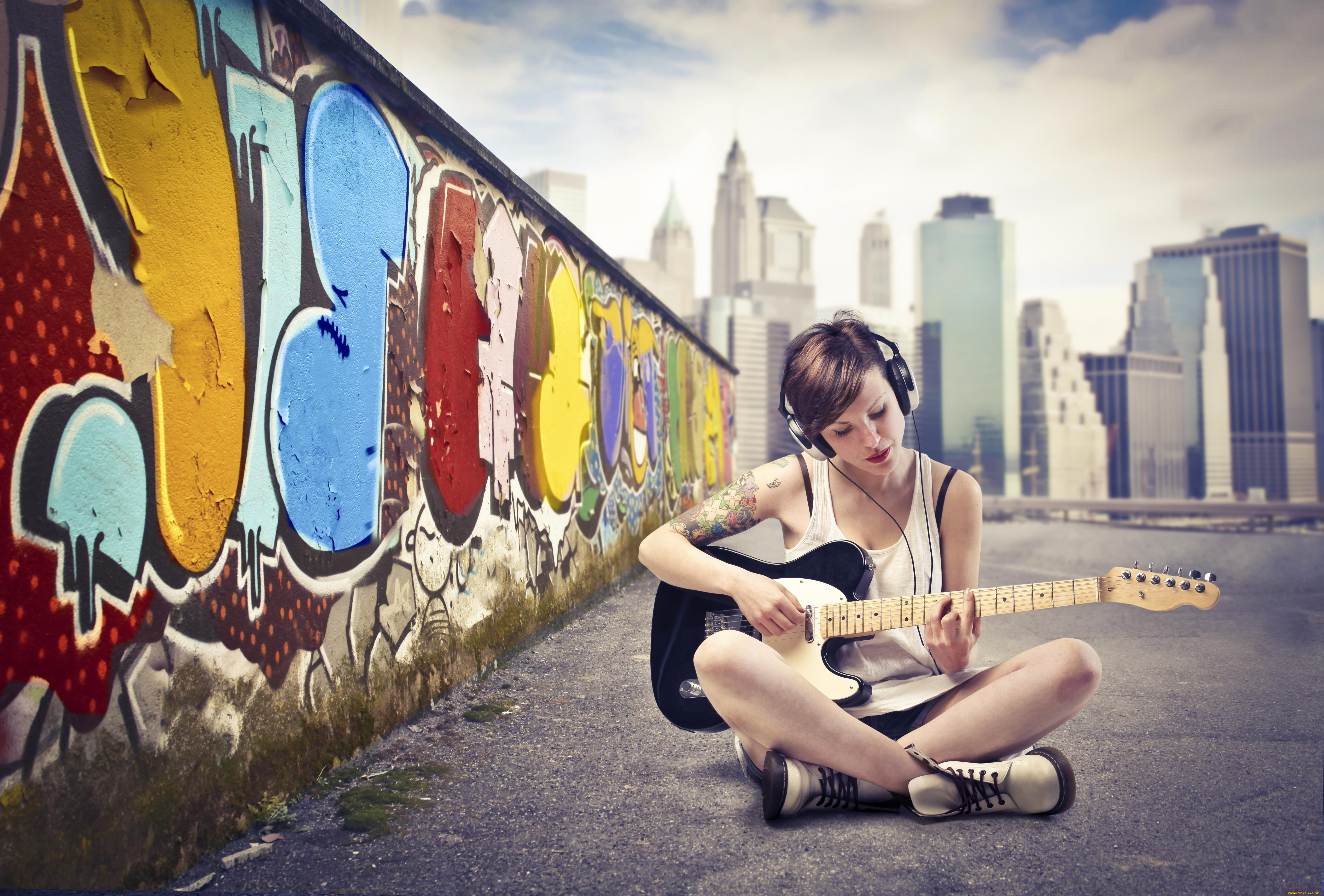 Песня в этом городе девушка не живет. Обои молодежные. Фотосессия с граффити. Граффити девушка. Девушка сидит с гитарой.